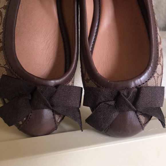 Like New with box Coach Saundra monogram brown leather flats - Picture 3 of 9